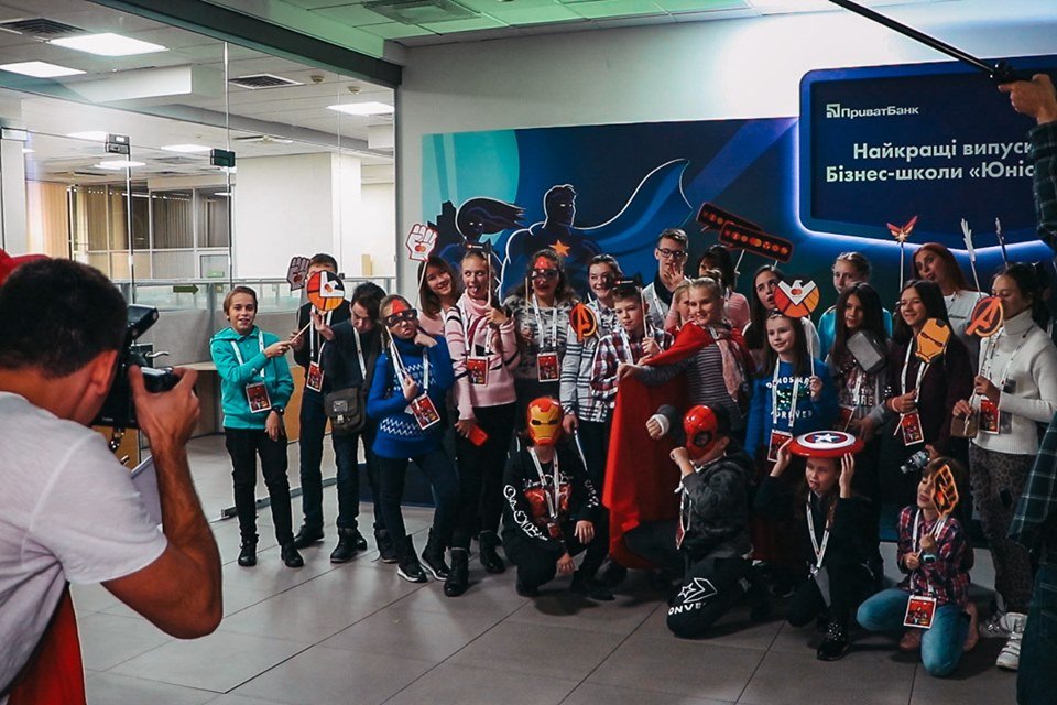 Головной офис ПриватБанка в Днепре оккупировали юниоры-супергерои 1