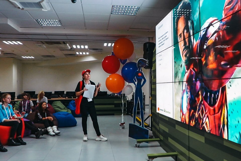 Головной офис ПриватБанка в Днепре оккупировали юниоры-супергерои 2