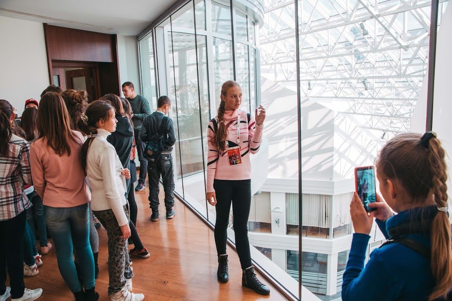 Головной офис ПриватБанка в Днепре оккупировали юниоры-супергерои 3