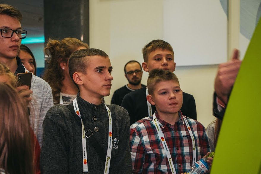 Головной офис ПриватБанка в Днепре оккупировали юниоры-супергерои 4