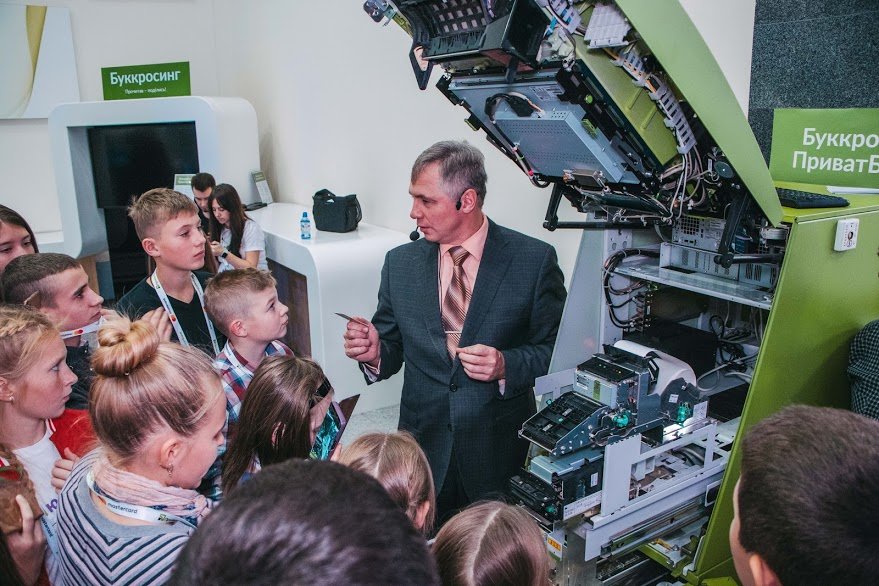 Головной офис ПриватБанка в Днепре оккупировали юниоры-супергерои 5