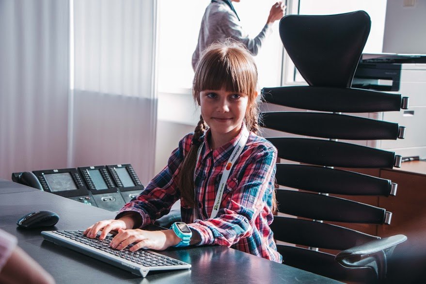 Головной офис ПриватБанка в Днепре оккупировали юниоры-супергерои 6