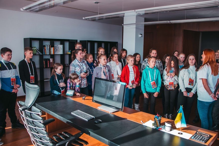 Головной офис ПриватБанка в Днепре оккупировали юниоры-супергерои 7