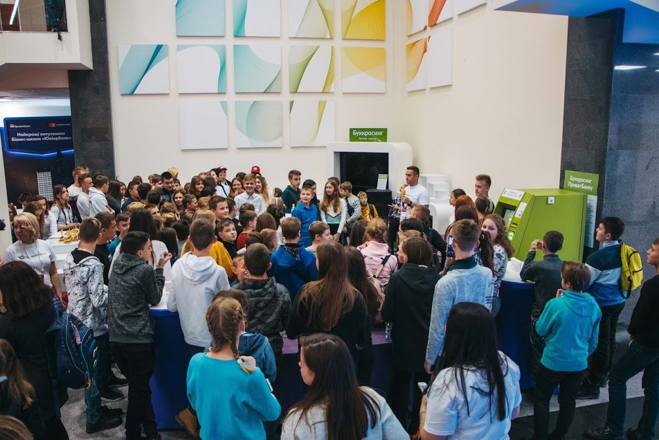 Головной офис ПриватБанка в Днепре оккупировали юниоры-супергерои 8