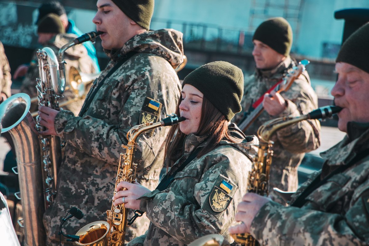 Военный оркестр задавал настроение
