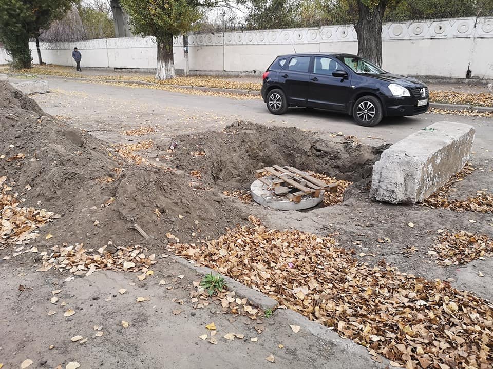 Ямы мешают водителям и пешеходам