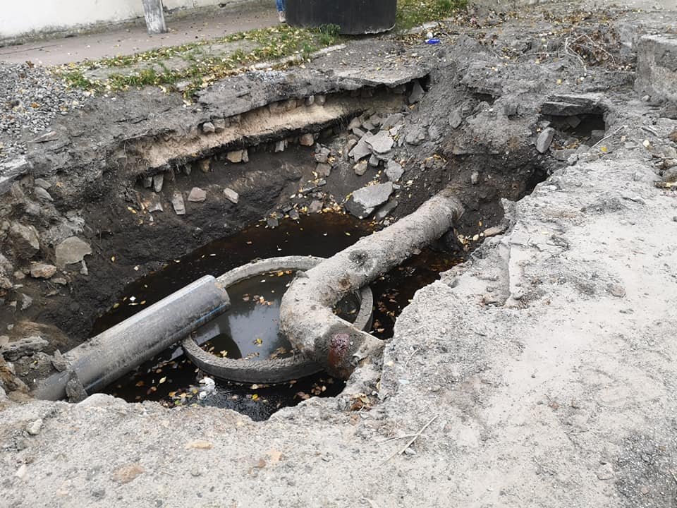 В ямах собирается вода