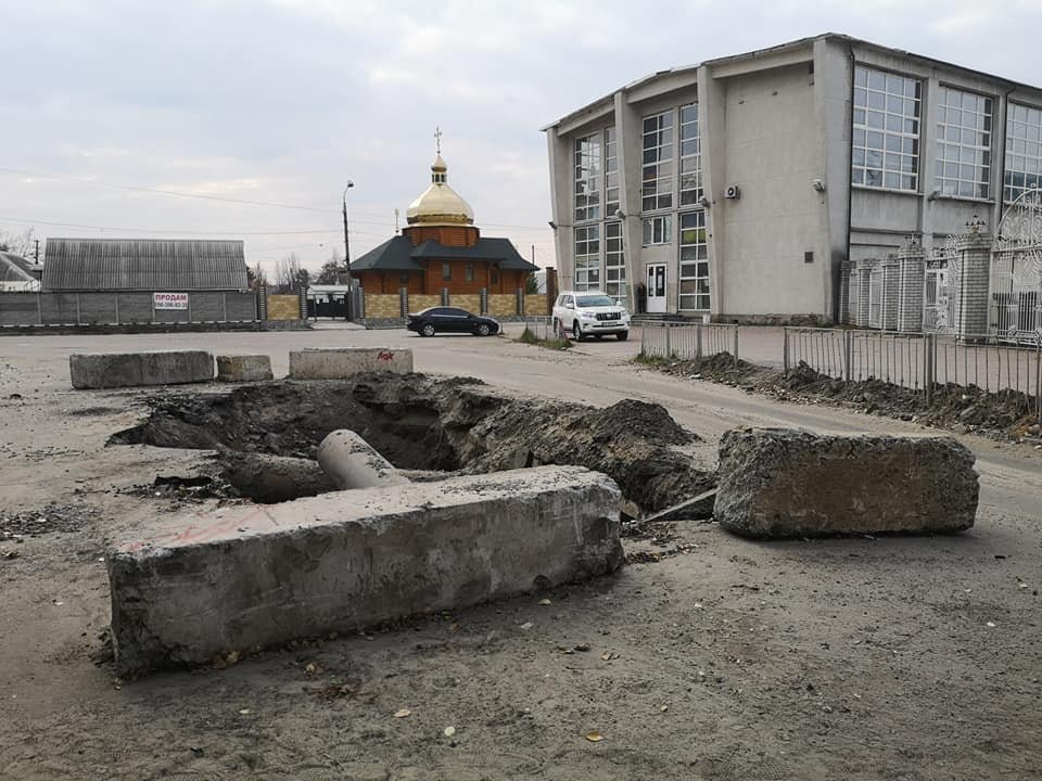 Жители жалуются, что ямы на Универсальной - с лета