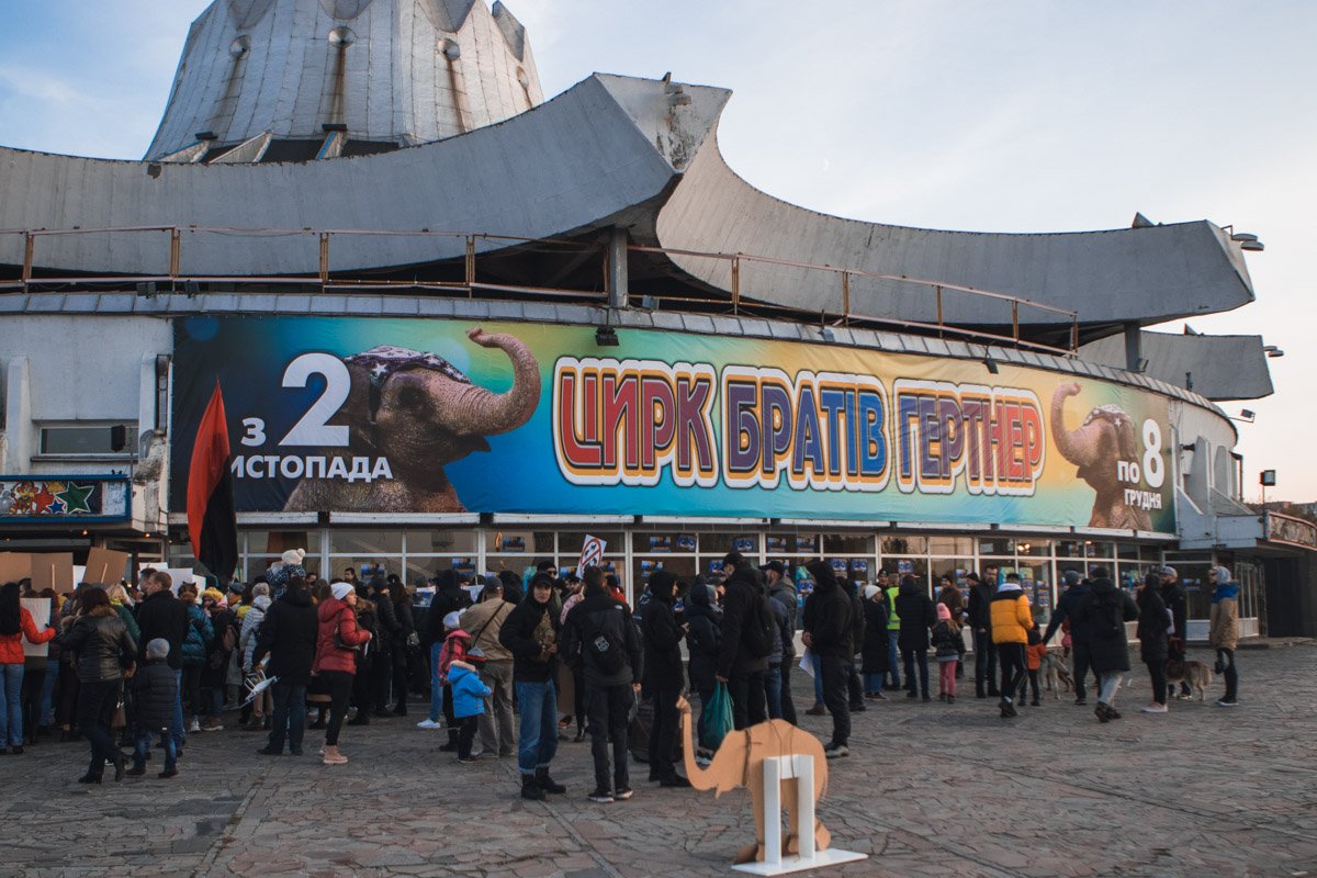 Собрались сотни митингующих