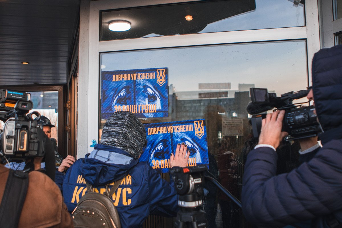 Активисты заклеили здание цирка стикерами 