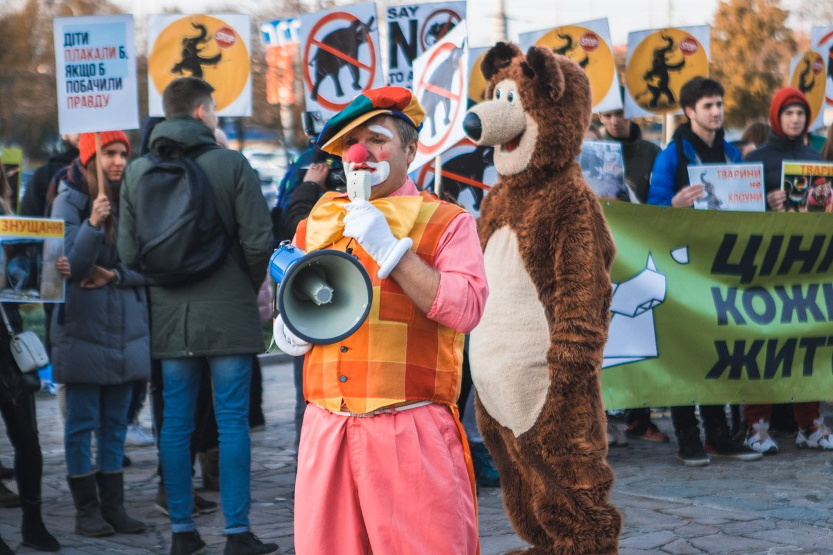 Клоуны сами смогут развлечь толпу 