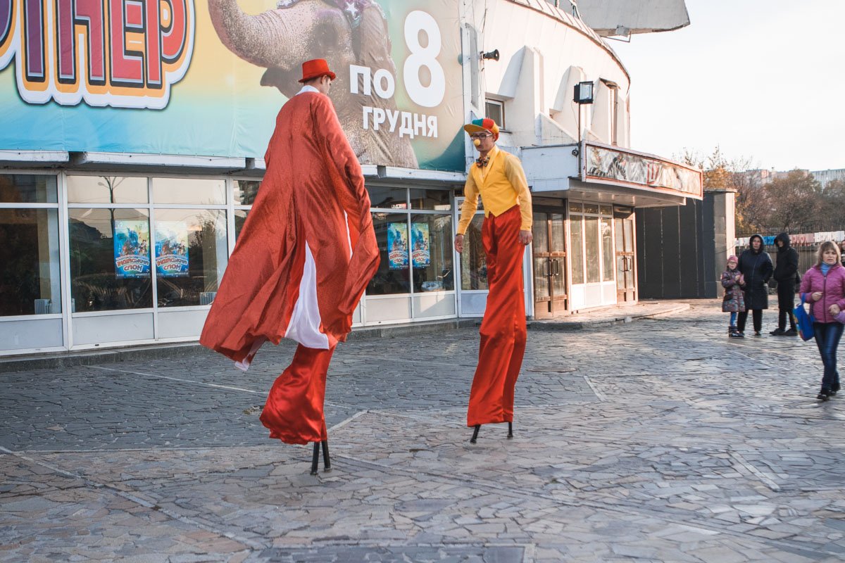 Митинг поддержали циркачи