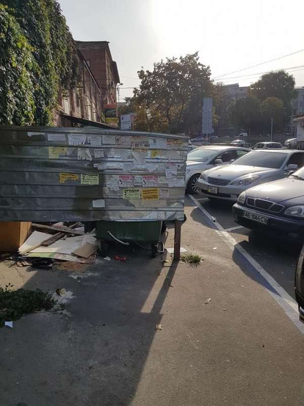 Стоянка находится ближе, чем в 5 метрах от мусорного бака