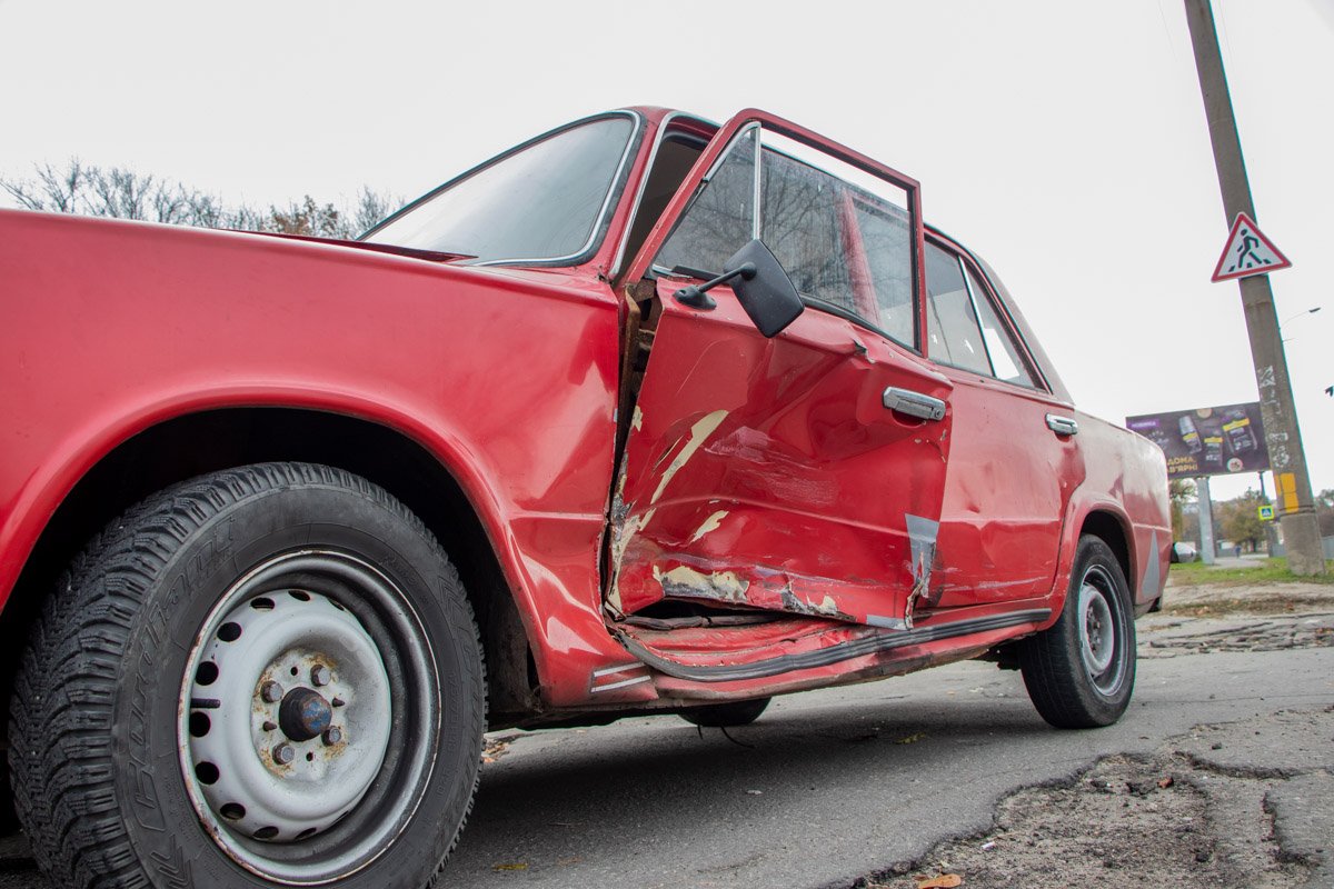 В Днепре на улице Космической столкнулись ВАЗ и Daewoo 1