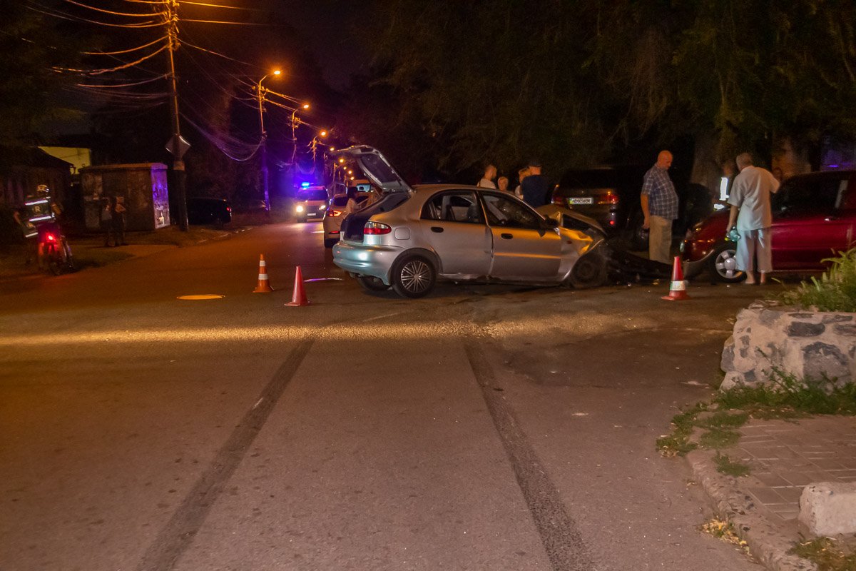 В Днепре на Светлова Lanos столкнулся с Toyota и влетел в Matiz: полиция ищет свидетелей 2