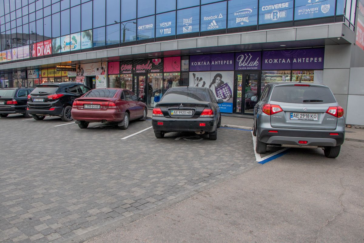 Мест для парковки начертили маловато, судя по всему