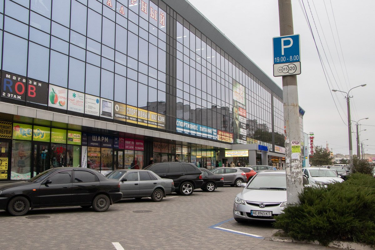 Невероятно, но факт — несмотря на то, что знаки присутствуют, платить за парковку здесь вы не обязаны