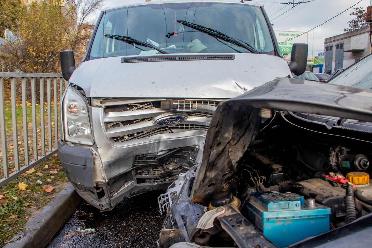 Предварительно, водитель Chevrolet не справился с управлением и выехал на встречку, где в лоб ударил Ford