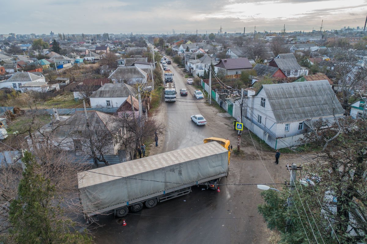 Фура полностью перегородила дорогу