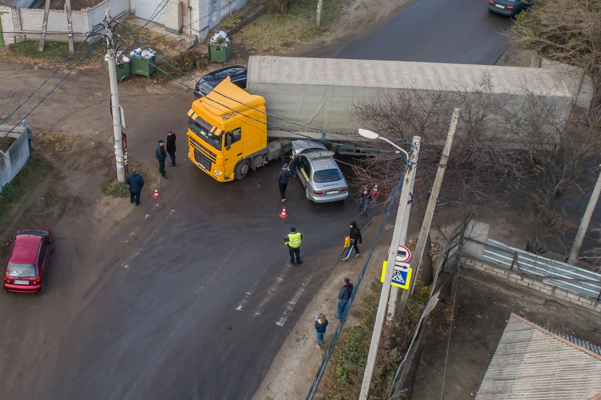 Автомобиль охранной фирмы «Леон» буквально залетел под фуру