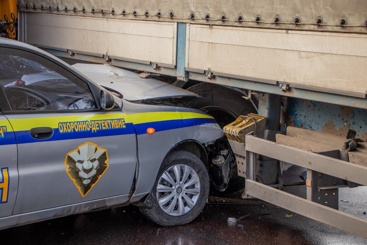 Мужчину, который был в Daewoo, с места аварии забрала скорая помощь