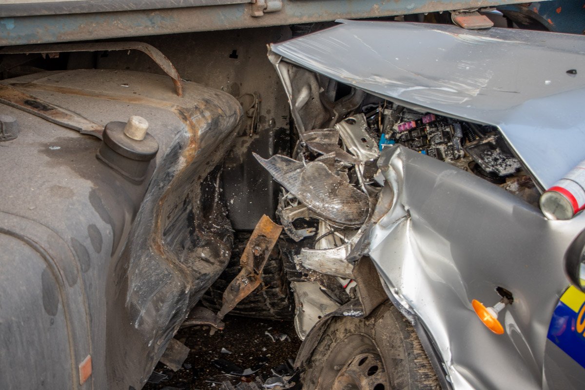 Как так вышло, что на перекрестке легковушка буквально залетела под DAF — неизвестно