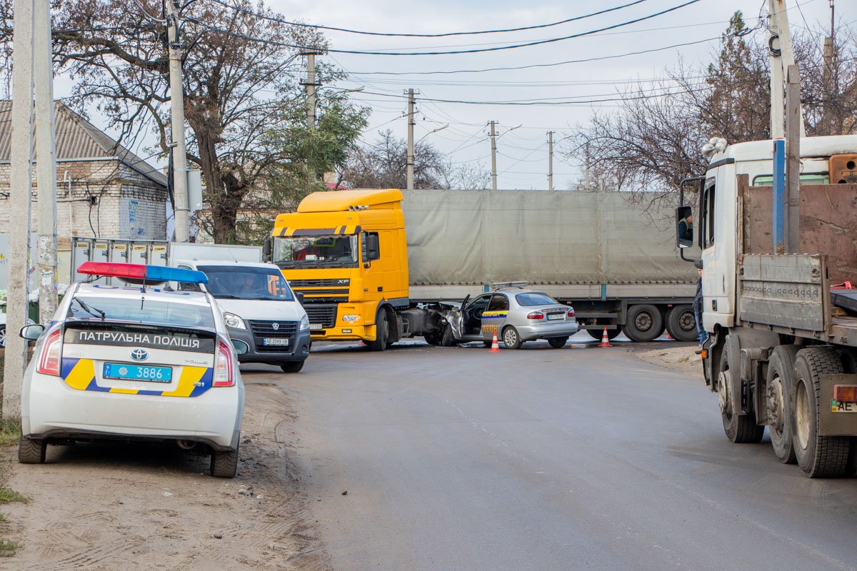 Объезжать место аварии приходится по обочине