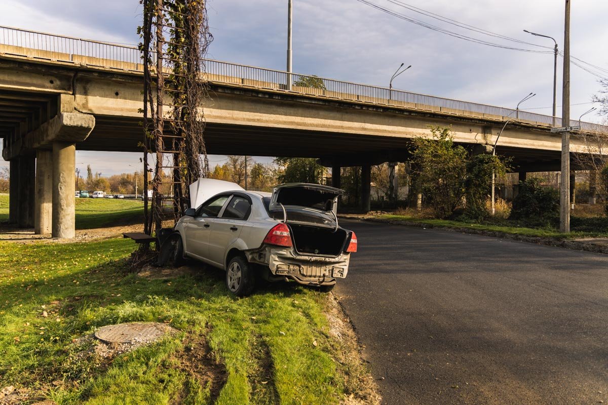 В Днепре на съезде с Южного моста Chevrolet въехал в бетонное ограждение 1