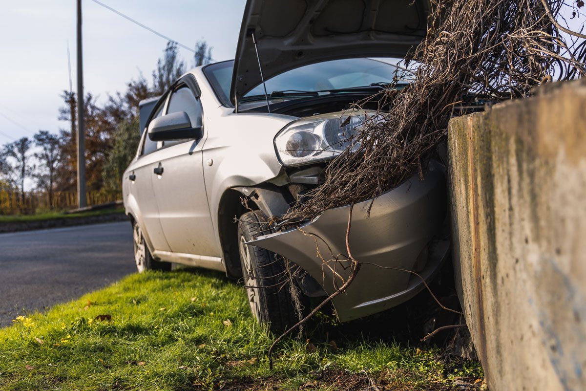 В Днепре на съезде с Южного моста Chevrolet въехал в бетонное ограждение 2