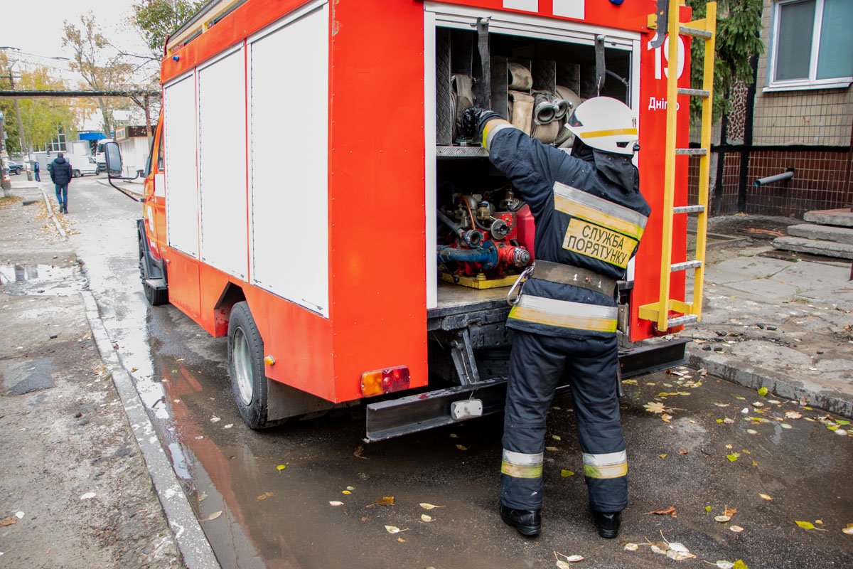 Как только соседи заметили дым в подъезде, сразу же вызвали на место службу спасения и наряд полиции