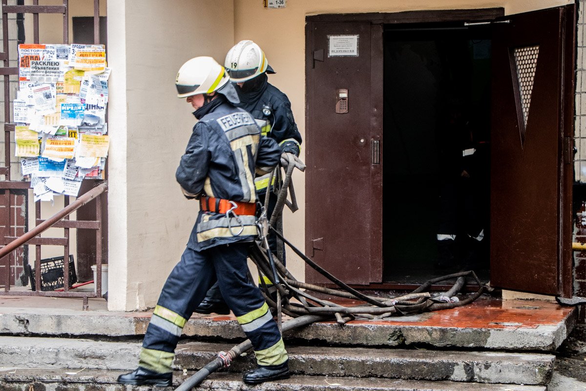 Спасателям удалось вовремя вывести ее из квартиры и передать медикам