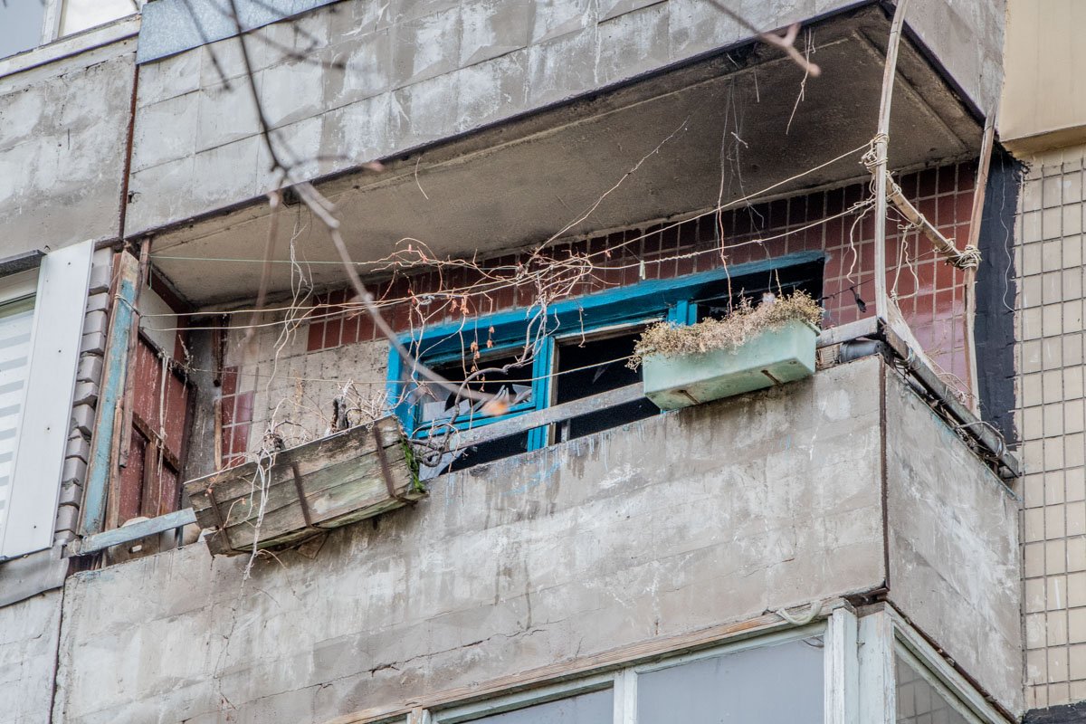 Со слов жильцов, в квартире живет пожилая женщина, которая очень плохо ходит