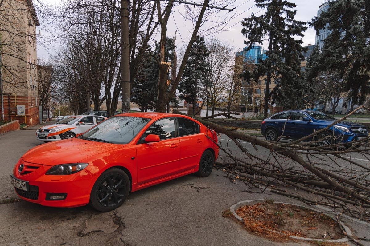 Автомобиль получил весьма неприятные повреждения Автомобиль получил весьма неприятные повреждения