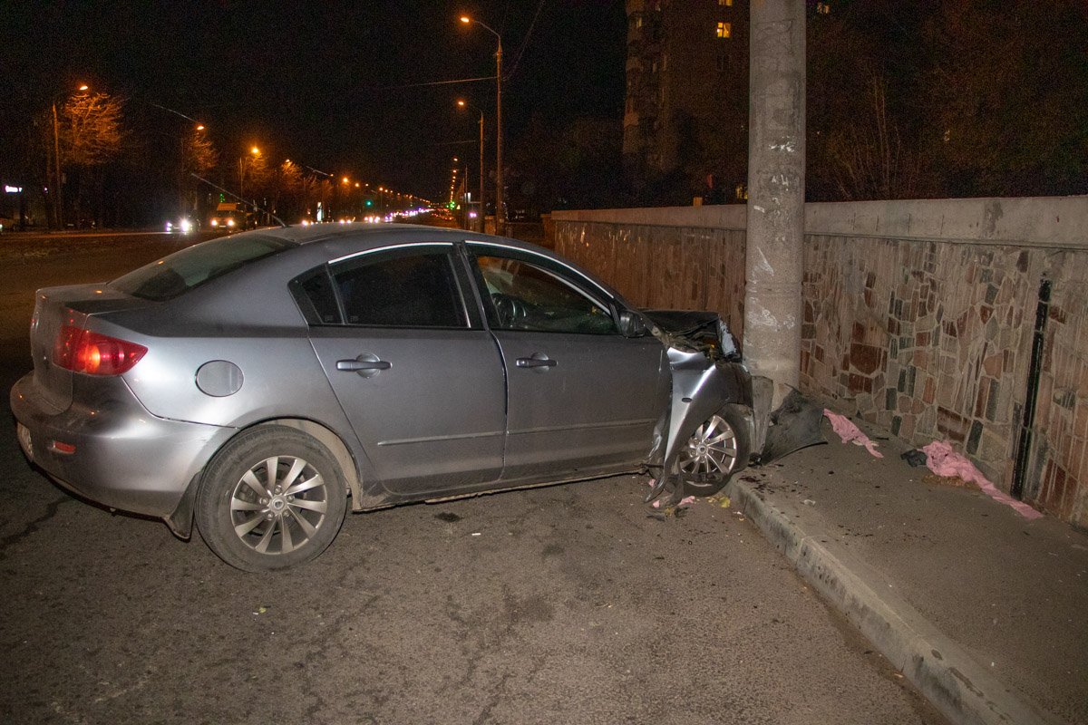 Mazda 3 въехала в столб Mazda 3 въехала в столб