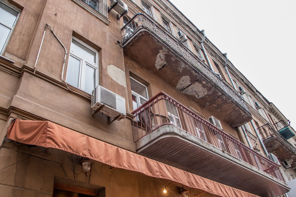 Проблема коснулась и балконов дома Проблема коснулась и балконов дома