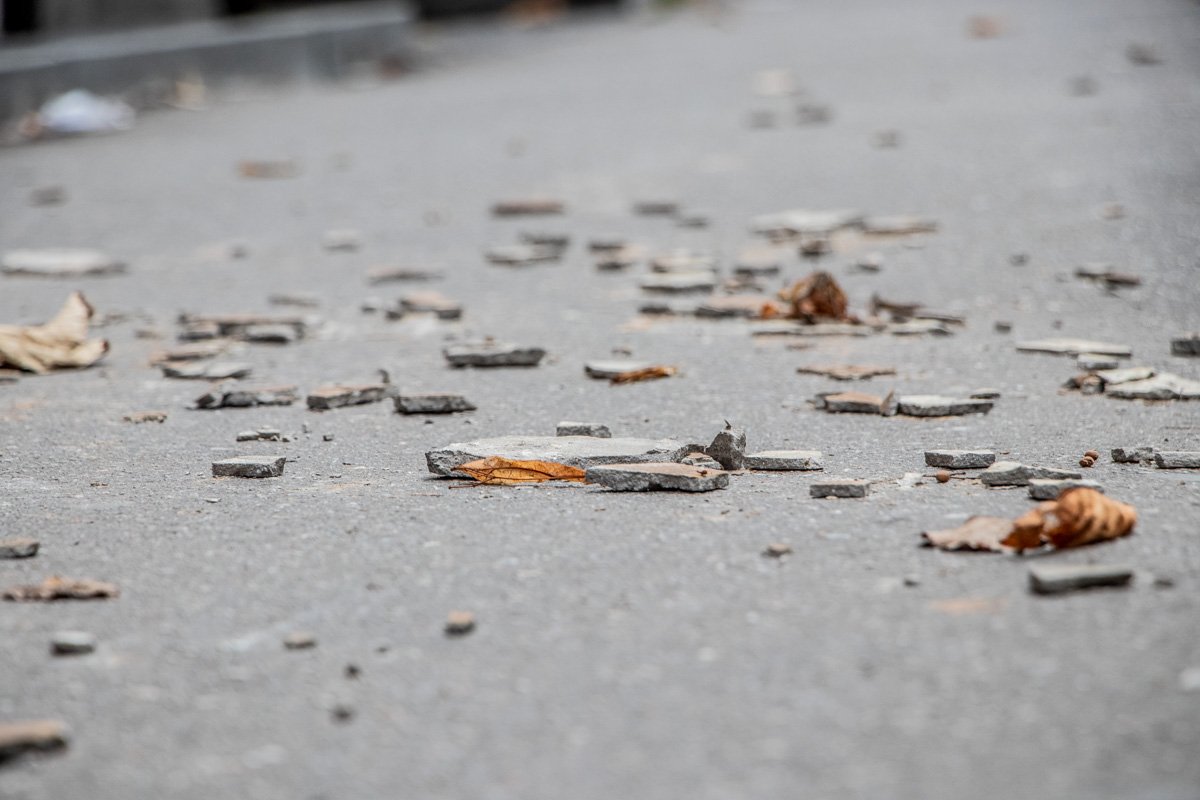 Куски остались лежать на тротуаре Куски остались лежать на тротуаре
