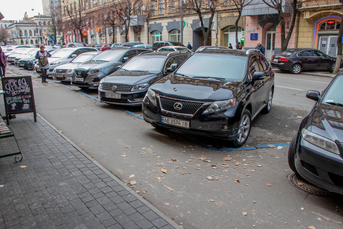 В центре Днепра со стены дома на Lexus и Mazda упала штукатурка