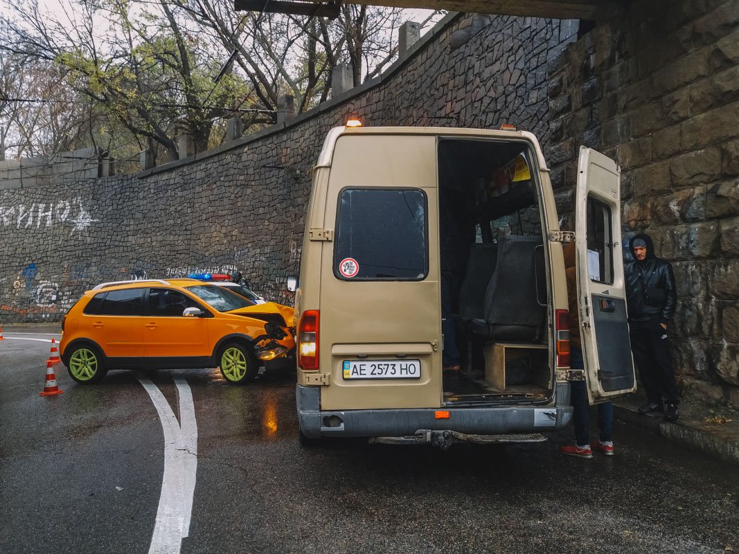 В Днепре Volkswagen столкнулся с маршруткой №157 В Днепре Volkswagen столкнулся с маршруткой №157