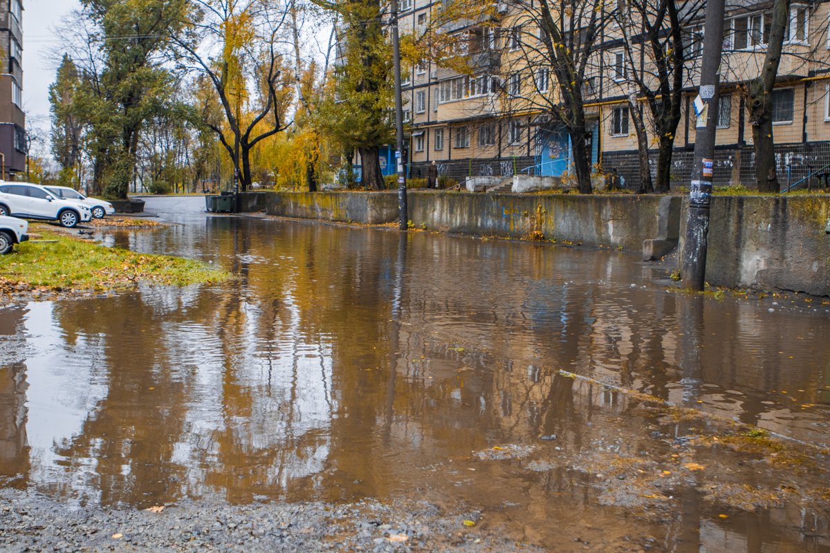 Автомобили тонут в лужах Автомобили тонут в лужах
