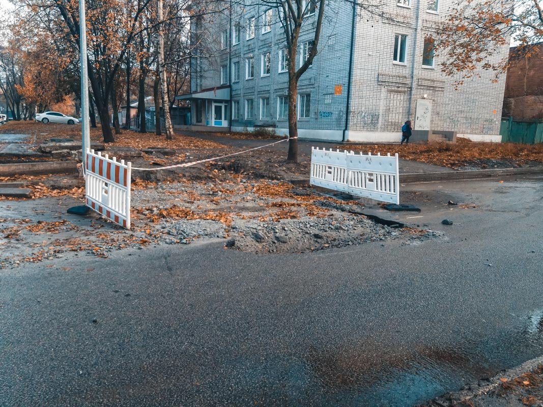 Рядом с ямой находится коллектор