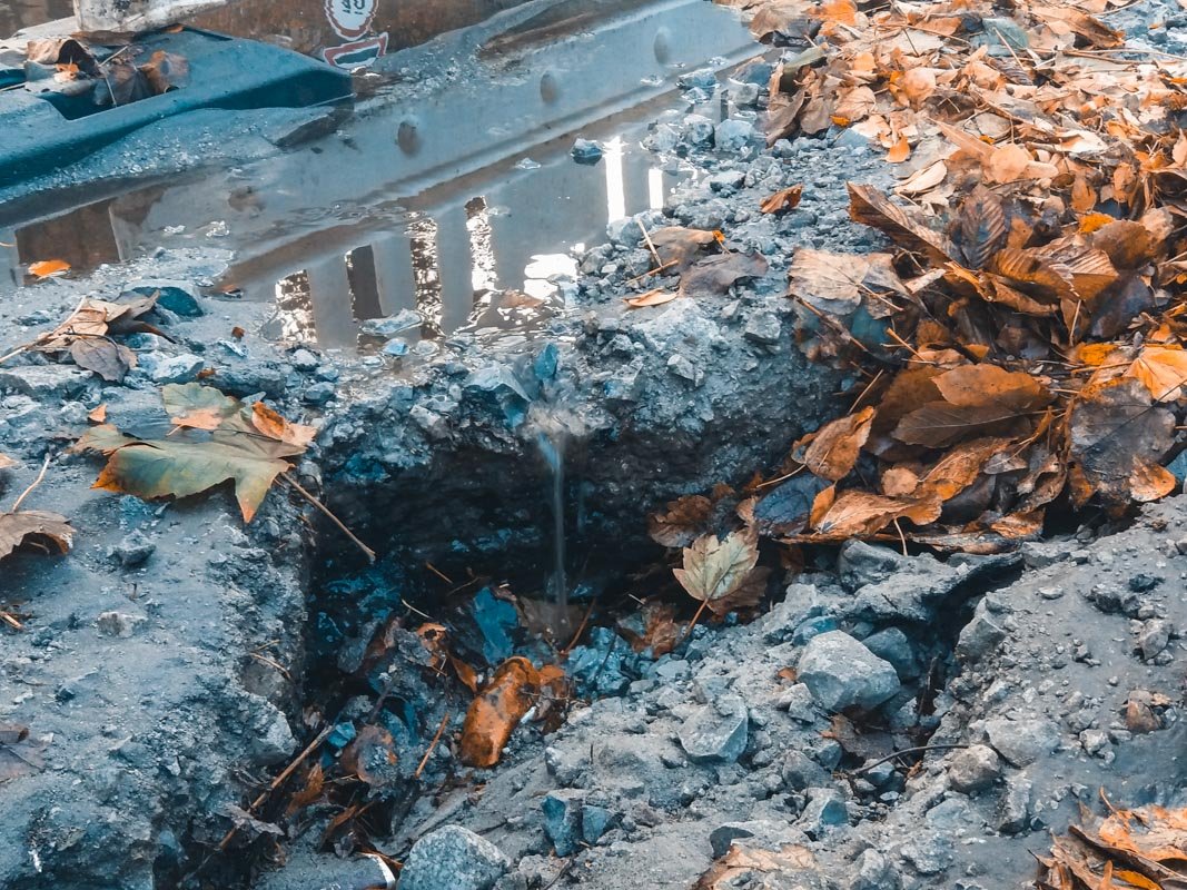 В яму все равно затекает вода