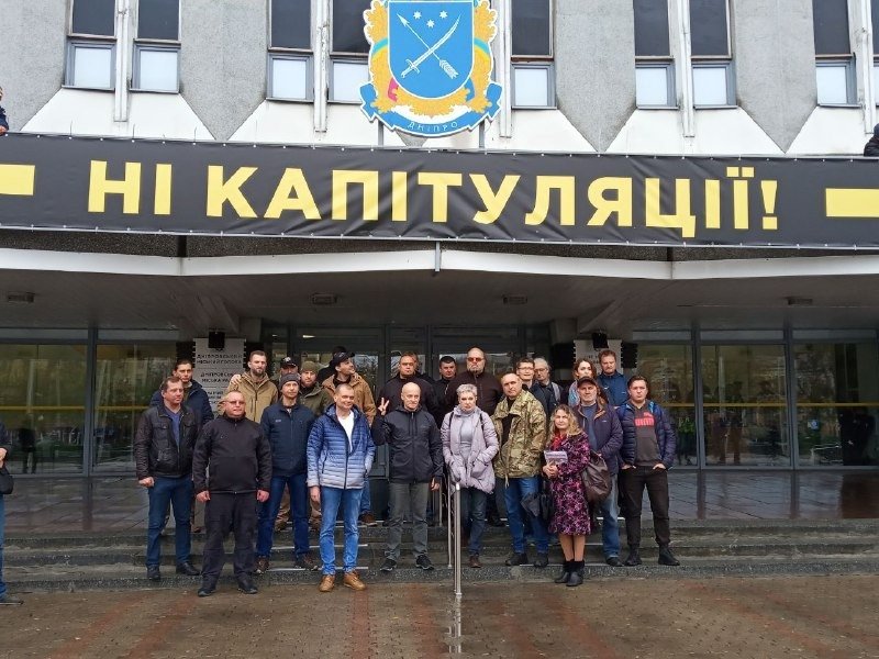 На здании горсовета Днепра активисты установили баннер «Ні капитуляції!» 1