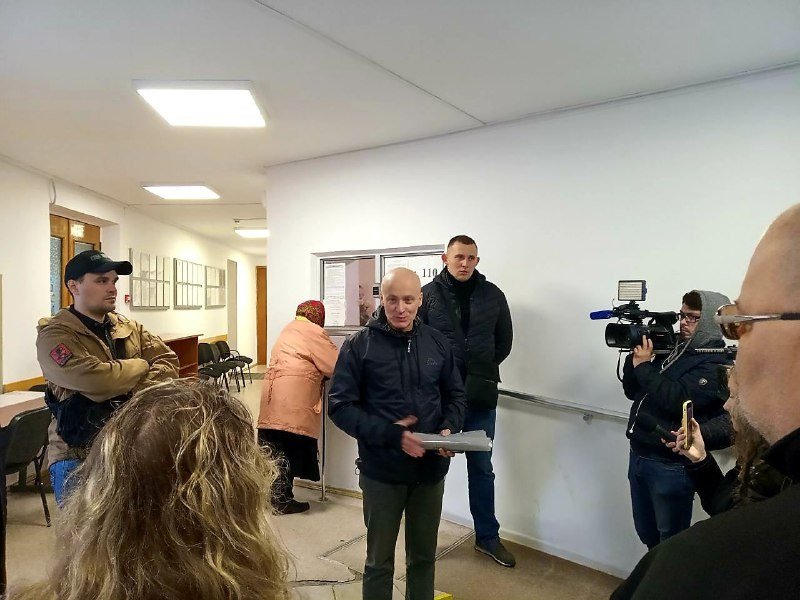 На здании горсовета Днепра активисты установили баннер «Ні капитуляції!» 2