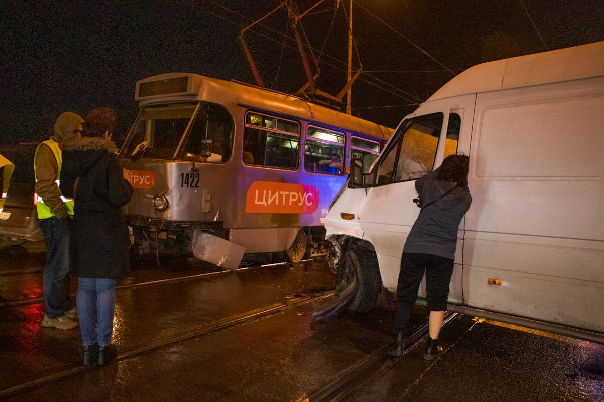 Столкнулись автобус и трамвай