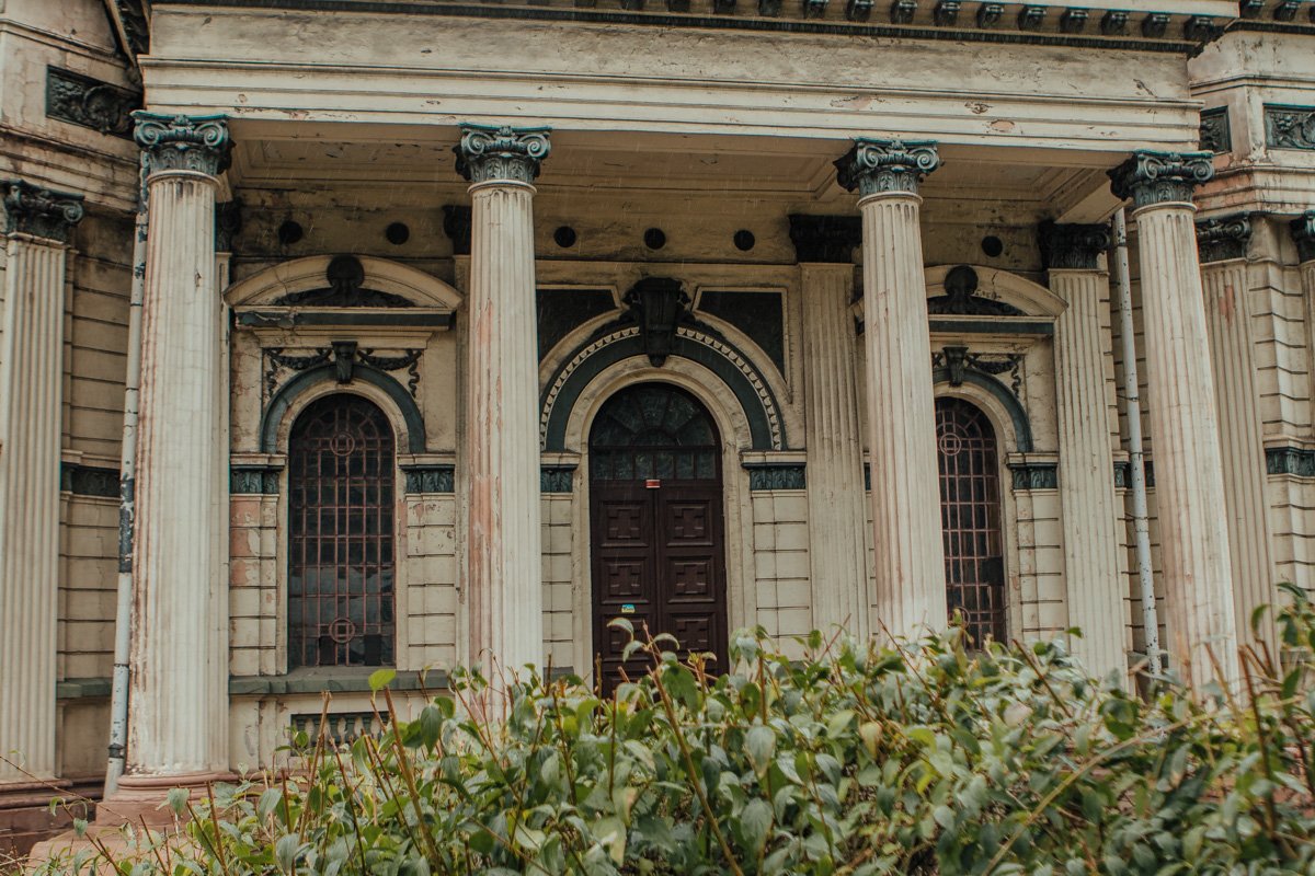 Расположен он в Брянской церкви, возведенной в стиле неоклассицизма с элементами барокко