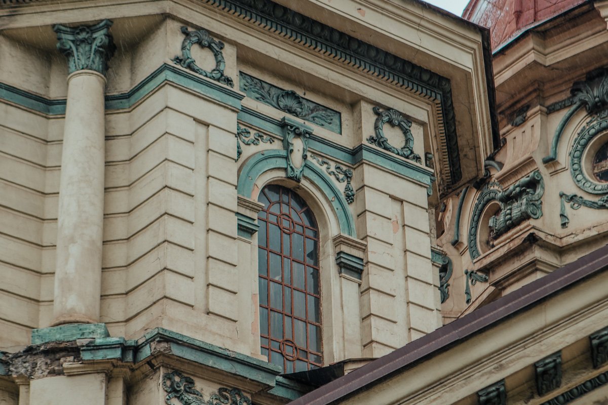 Интерьер украшен новой росписью стен и витражей художников В. Данилова и С. Исаева, что создает образ Храма музыки.