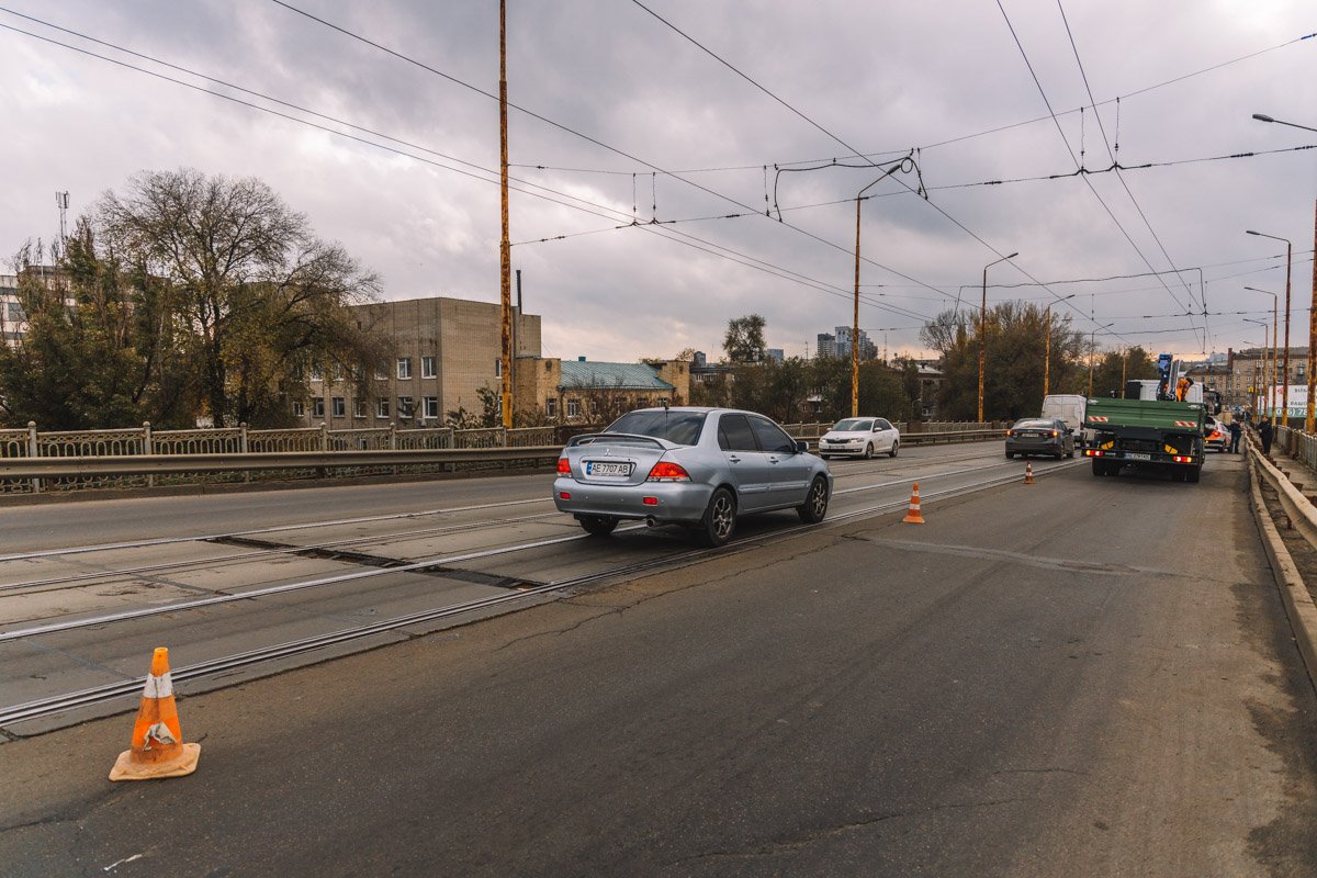 Автомобилям приходится объезжать ограждение 