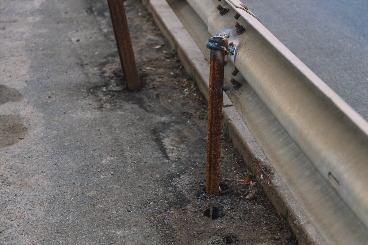 Начали укреплять отбойник 