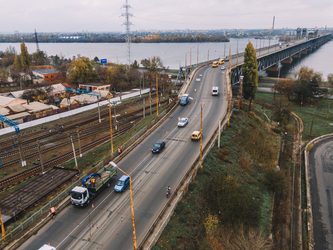 Работы ведут на заезде к Правому берегу