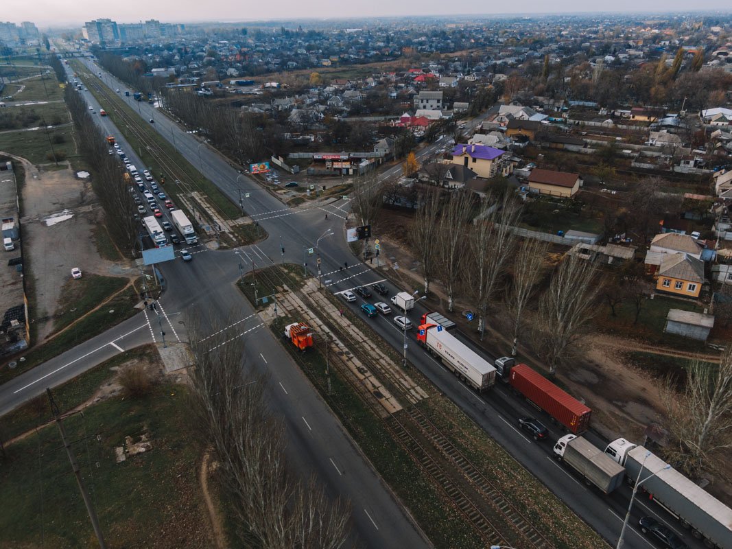Овраги посреди дороги не скрыть